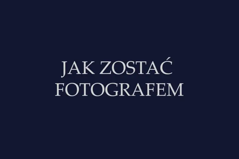 Napis "Jak zostać fotografem" na granatowym tle.