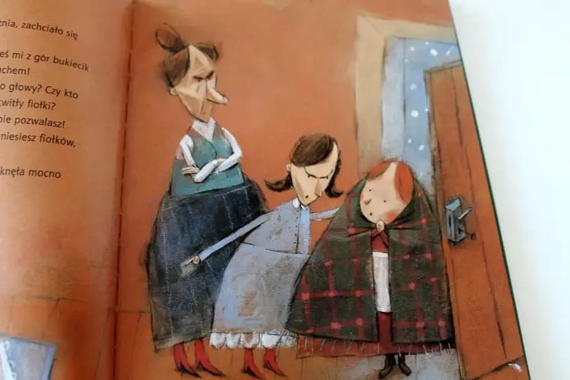 Ilustracja z porazińskiej baśni o 12 miesiącach. Zła macocha i przyrodnia siostra patrzą na dziewczynkę okrytą kocem.