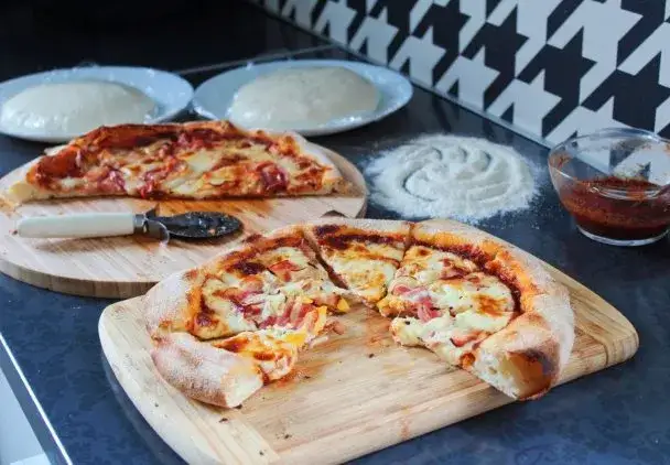 Miękkie ciasto na pizzę: Pożegnaj twardy spód na zawsze!