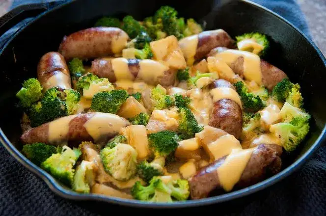 Szybkie i łatwe przepisy na obiad z parówek, które zaskoczą smakami