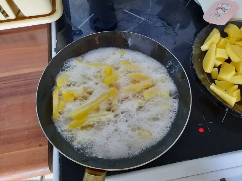 Frytki smażą się w gorącym oleju, który mocno się pieni. To znak, że ziemniaki oddają wodę, a olej reaguje.