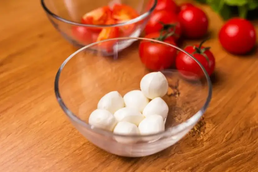 Ile kcal ma mozzarella? Sprawdź, co wpływa na kaloryczność sera