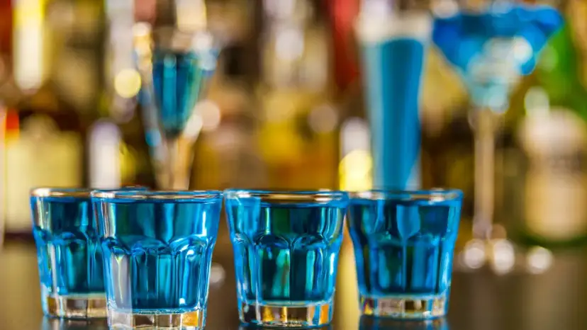 Kilka niebieskich shotów, idealnych na imprezę. Może to przepis na Kamikadze?