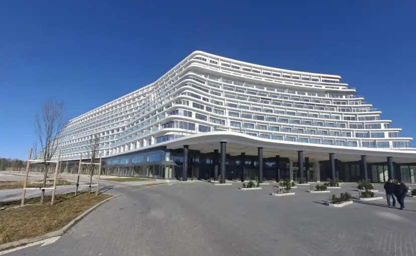 Nowe, nowoczesne skrzydło hotelu Gołębiewski w Pobierowie z tarasami i przeszklonym parterem, gotowe na otwarcie.