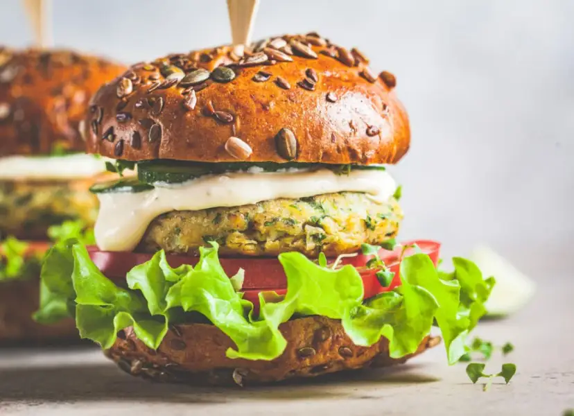 Pyszny wege burger z ziarnistą bułką, soczystą sałatą, pomidorem i kremowym sosem. Zastanawiasz się, ile kalorii ma wege burger?