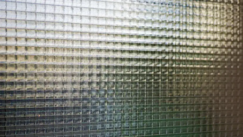 Szyba zbrojona drutem: właściwości i zalety, które musisz znać