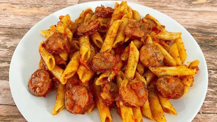 Proste przepisy na obiad z kiełbasą, które zachwycą każdego smakosza