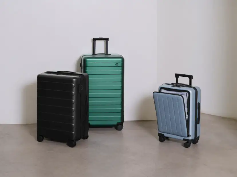 Trzy walizki: czarna, zielona i błękitna, pokazują, ile bagażu można wziąć do samolotu.