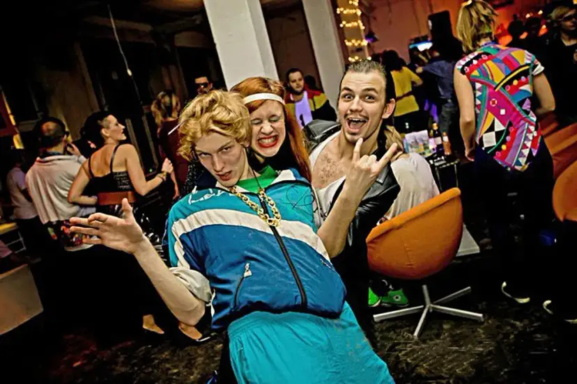 Impreza w stylu lat 90 - najlepsze dekoracje, które zachwycą gości