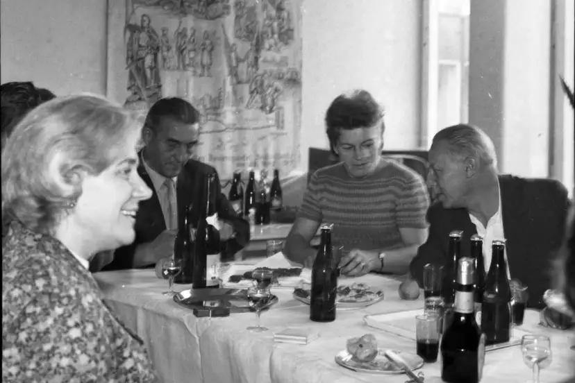 Nostalgiczne menu na imprezę w stylu PRL – smaki, które zachwycają