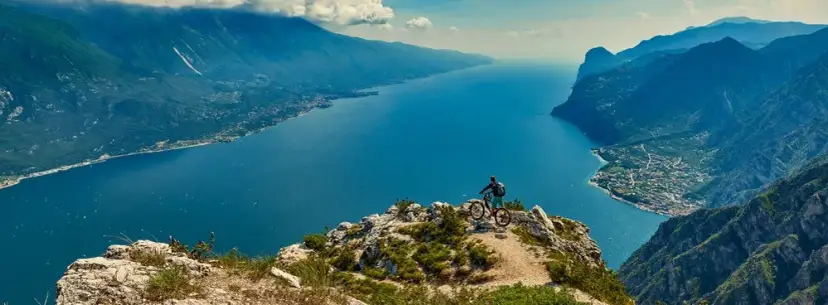 Najlepsze trasy rowerowe wokół Jeziora Garda - odkryj malownicze szlaki