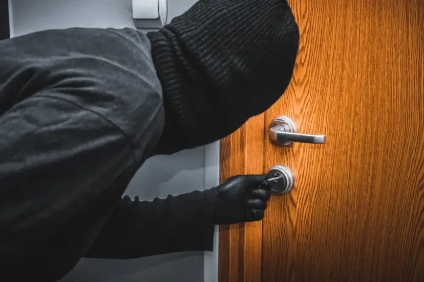 Czy złodzieje oznaczają mieszkania? Rozpoznaj ich kod i chroń dom