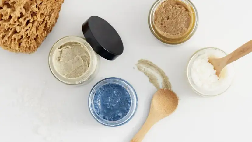 Jaki peeling do ciała wybrać, aby uniknąć podrażnień i zyskać gładką skórę