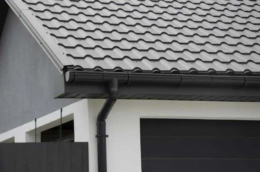 Dach czarny czy antracyt - który wybór zaskoczy lepszym stylem?