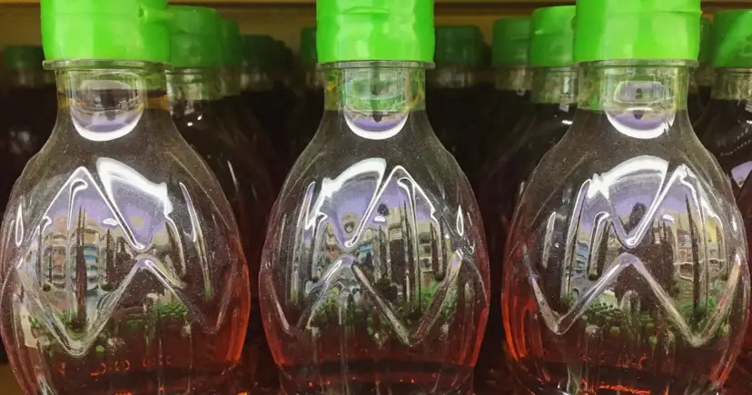 Butelki z zielonymi nakrętkami, w środku bursztynowy płyn. Sos rybny do czego? Do dań azjatyckich, marynat, zup.