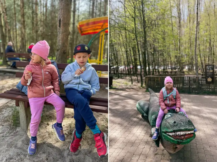 Dzieci jedzą lody i bawią się na drewnianym dinozaurze. Wspaniałe atrakcje dla dzieci w Ustce!