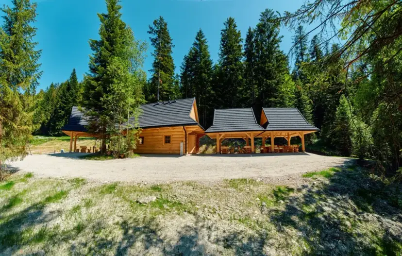 Bacówka u Dudka: Gorczański azyl z widokiem na Tatry? Sprawdź!