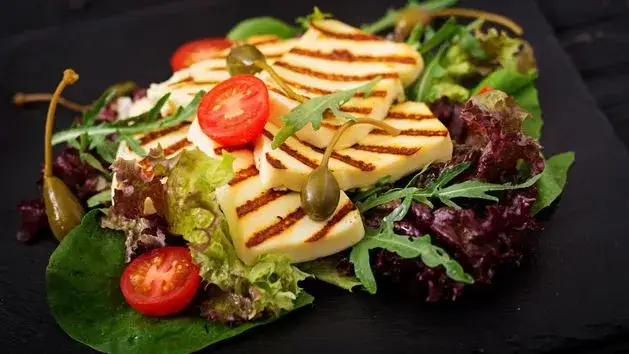 Z czego jest ser halloumi? Odkryj jego skład i tajemnice produkcji