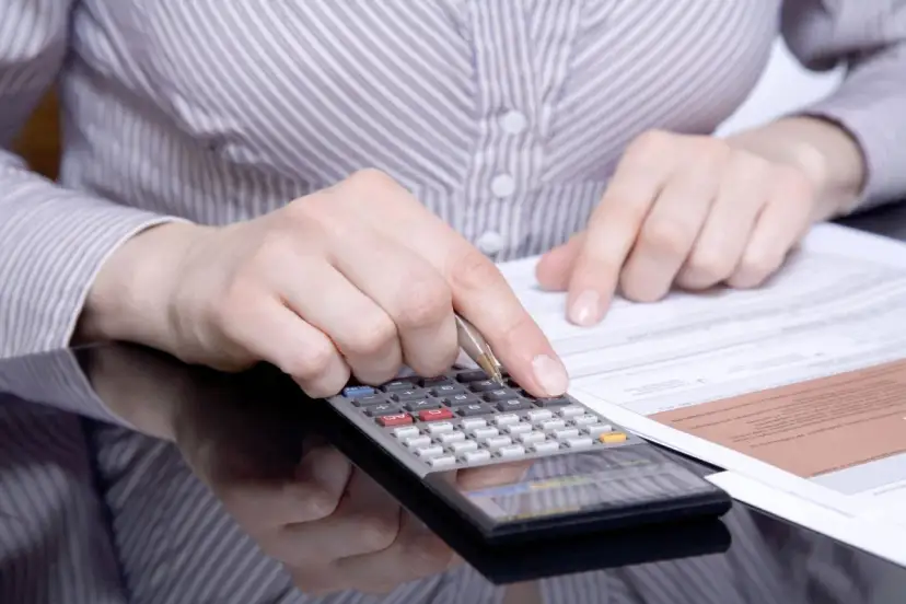 Alimenty a zasiłek rodzinny: Czy wlicza się do dochodu? Ekspert radzi