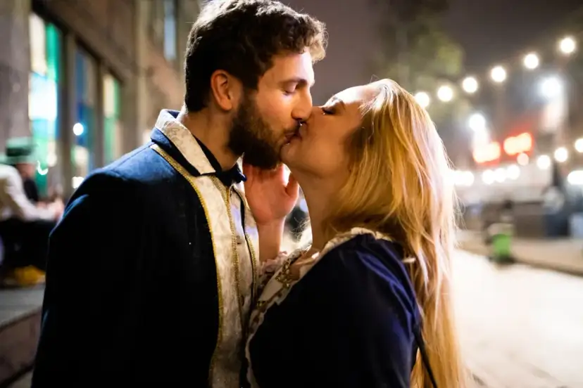 Para całuje się w nocnym świetle, symbolizując nowy związek po rozstaniu.