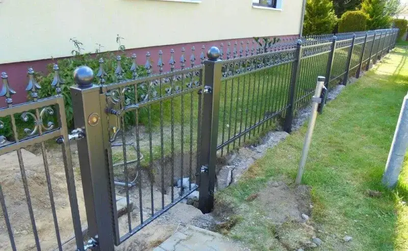 Czy mogę rozebrać płot sąsiada na mojej działce bez konsekwencji?