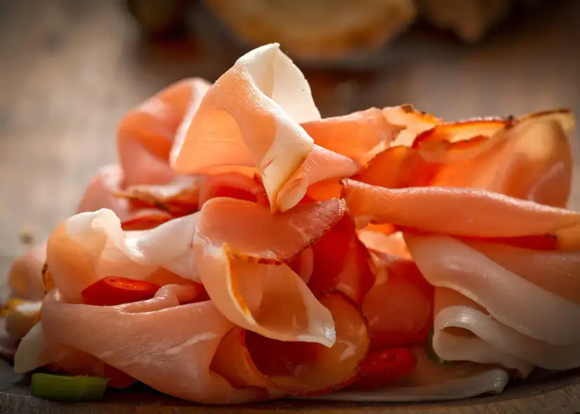Czy szynka parmeńska jest zdrowa? Odkryj ukryte ryzyka i korzyści