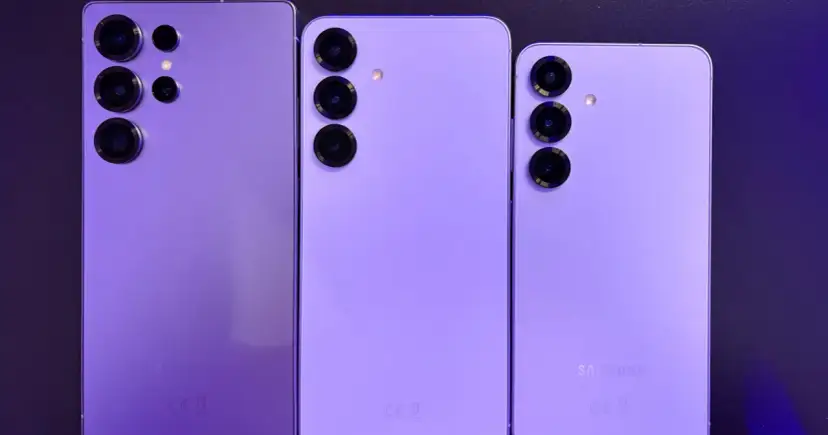 Trzy fioletowe smartfony Samsung, w tym model z czterema aparatami, zapowiadają premierę Samsung S26.