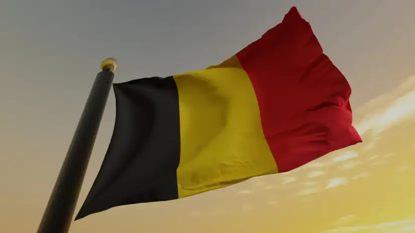 Flaga Belgii powiewa na wietrze. Uważaj na auta z belgii dokumenty, bo mogą być problematyczne.