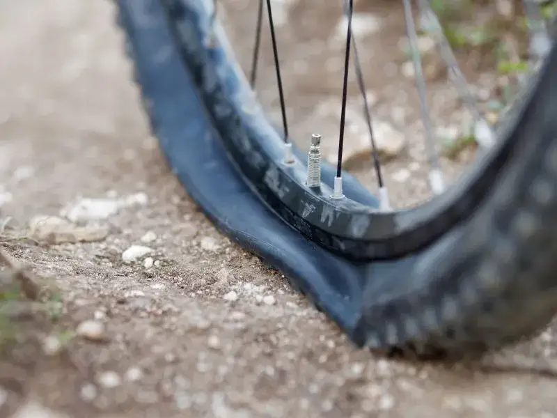 Przebita opona? Zdejmij ją z roweru bez trudu! Poradnik.