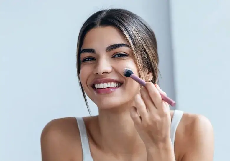 Jak ukryć pryszcze makijażem i uzyskać naturalny efekt bez wysiłku