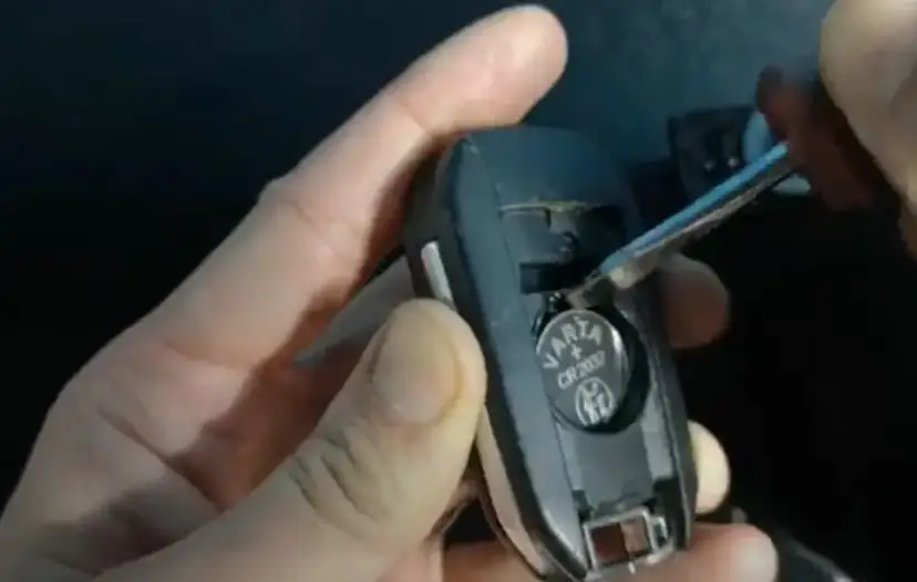 Kluczyk Peugeot 208 nie działa? Wymiana baterii CR2032 krok po kroku