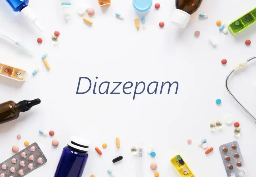Różne leki, w tym kapsułki i tabletki, otaczają napis "Diazepam". Zastanawiasz się, jak długo działa relanium?