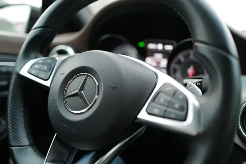 Kierownica Mercedesa z przyciskami i łopatkami zmiany biegów. Brak luzów na kierownicy, gotowa do jazdy.