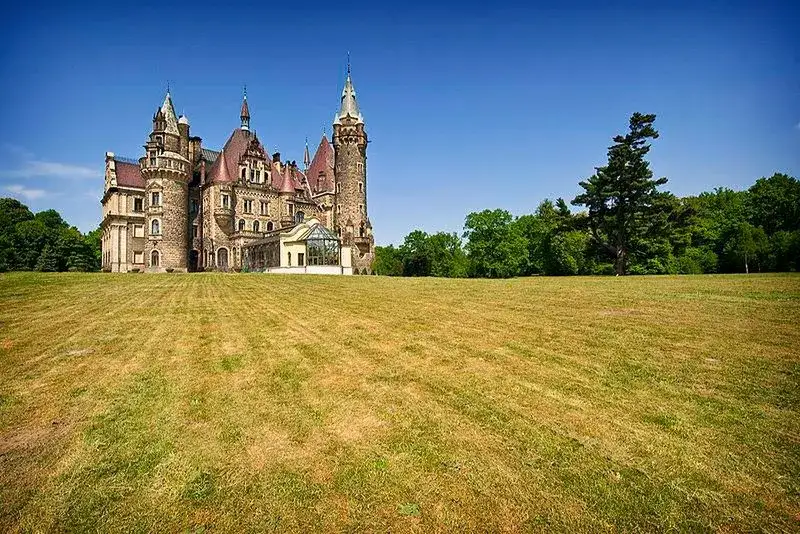 Zamek w Mosznej: Jak 99 wież podbiło internet? Memy