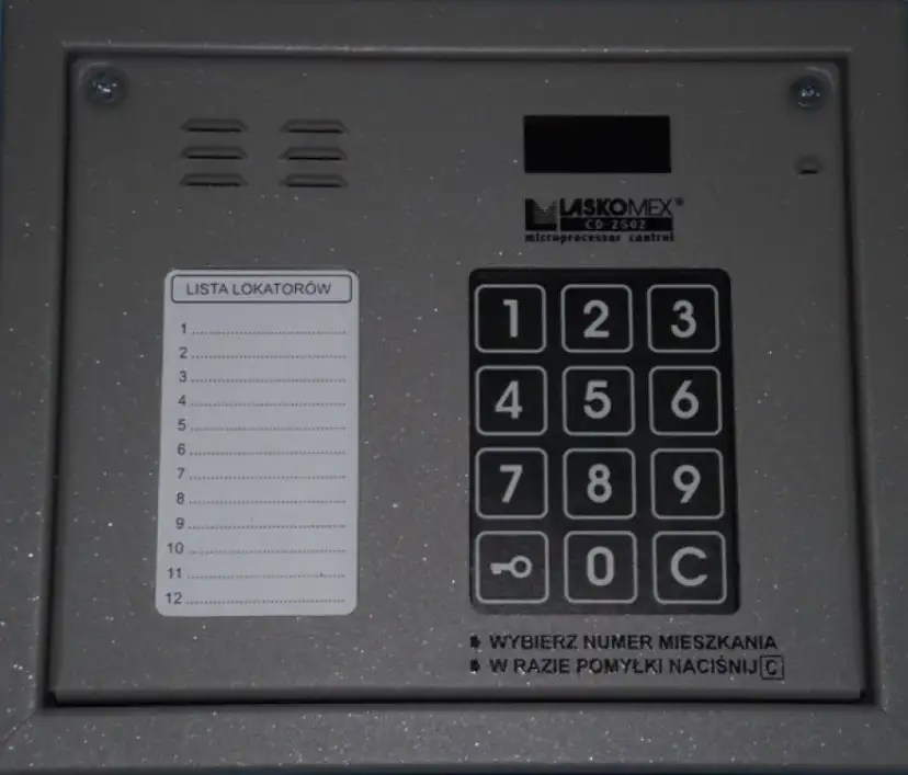 Jak działa domofon w bloku? Poznaj zasadę i rozwiąż problemy