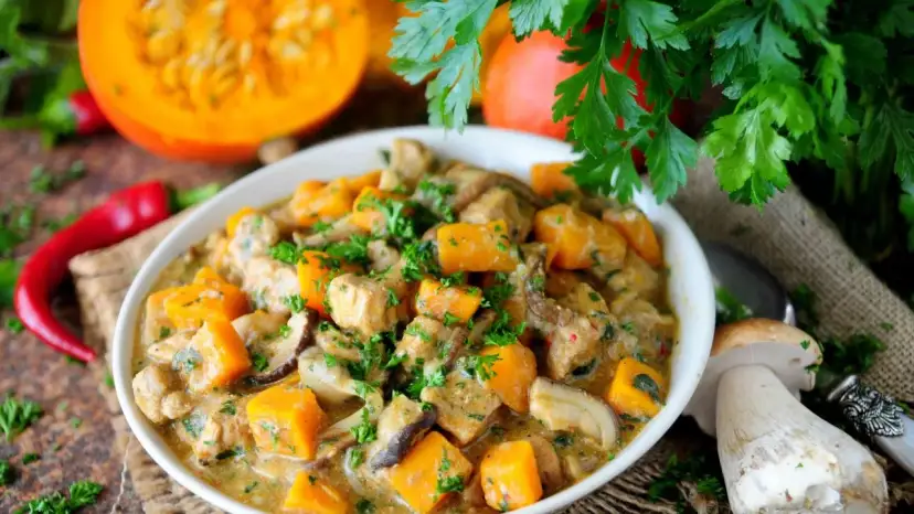 Obiad we wrześniu: Sezonowe przepisy z grzybami, dynią i śliwkami