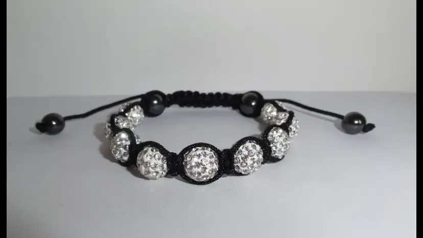 Jak związać bransoletkę ze sznurka - proste węzły krok po kroku