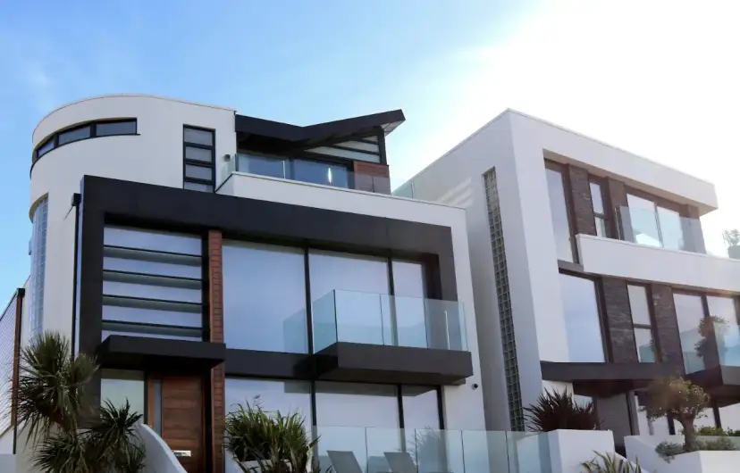 Sprzedaż i montaż okien, drzwi, bram i ogrodzeń – na co zwrócić uwagę przed podpisaniem umowy?