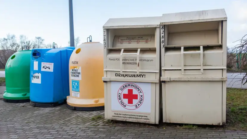 Co wrzucać do kontenerów na ubrania, aby nie marnować?