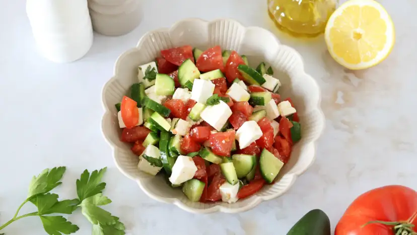 Perfekcyjny pomidor w sałatce: jak kroić, by nie był wodnisty?