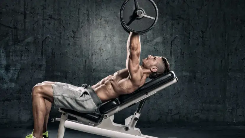 Jak ćwiczyć na ławce skośnej? Siła, rzeźba i technika