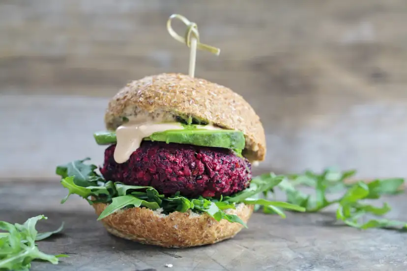 Sekret zwartego burgera: Grilluj bez rozpadania! Poradnik.