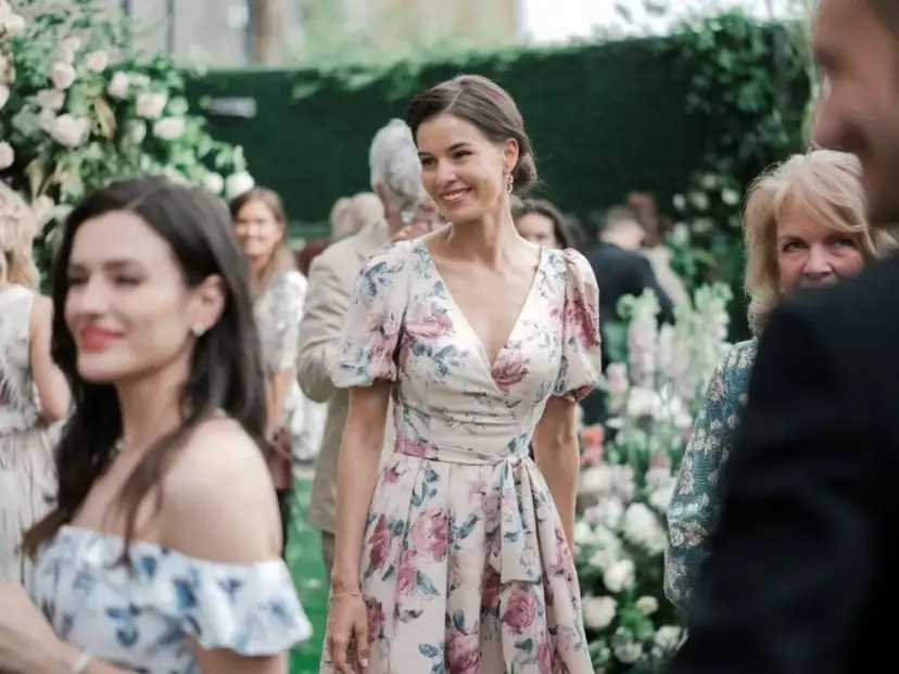 Sukienka w kwiaty na wesele? Odkryj sekrety perfekcyjnej stylizacji
