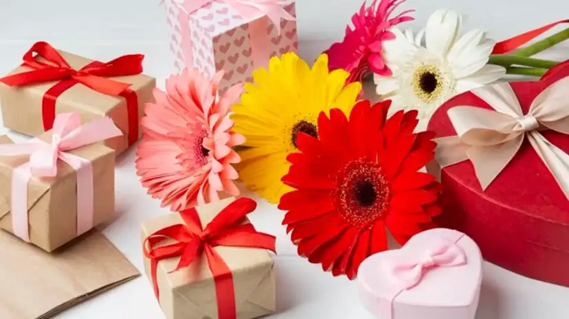 Kolorowe kwiaty i prezenty, idealne na imieniny. Kiedy świętować? Dziś!