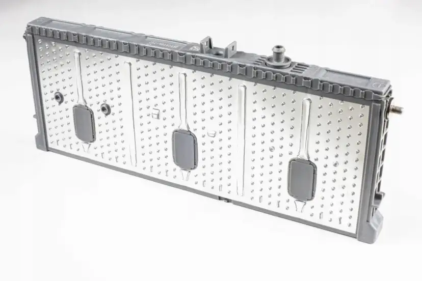 Moduł baterii hybrydowej Toyoty. Dowiedz się, jak naładować akumulator w hybrydzie Toyoty, aby cieszyć się pełną mocą.