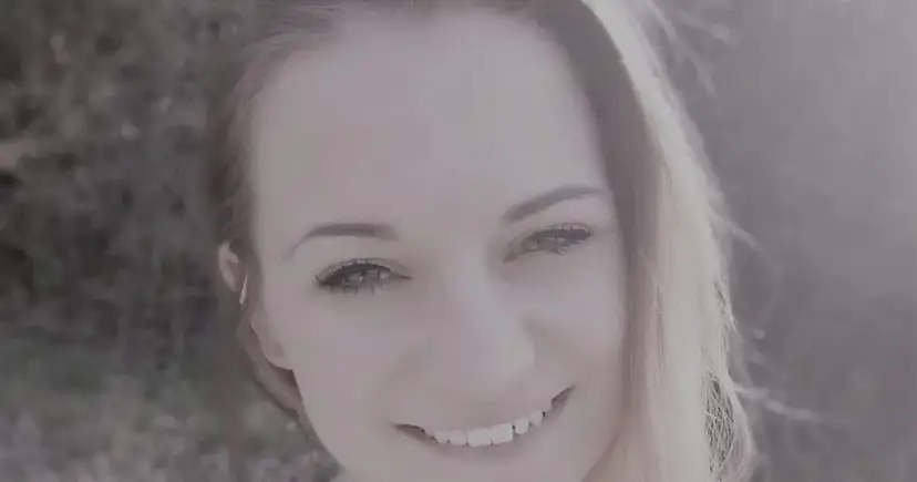 Uśmiechnięta Weronika z górali, jej wiek zdradza młodość i radość. Jasne włosy i spojrzenie pełne życia.