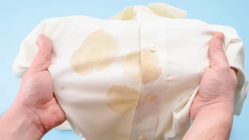 Uratuj bluzę! Jak skutecznie usunąć tłustą plamę?