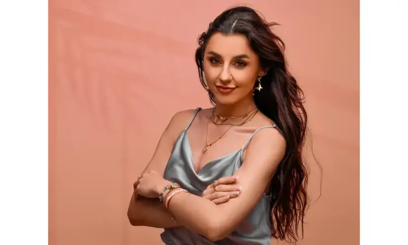 Srebrna sukienka: Jak dobrać biżuterię, by olśnić? Porady Igi Sobczak