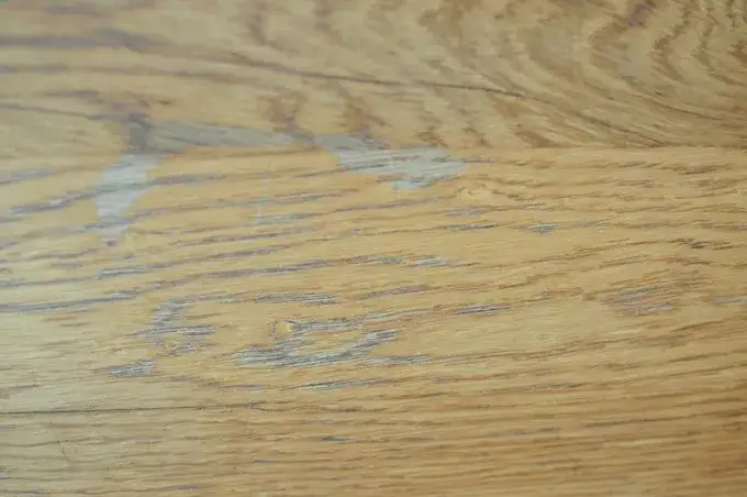 Czym pomalować blat stołu, aby uniknąć uszkodzeń i zadrapań?