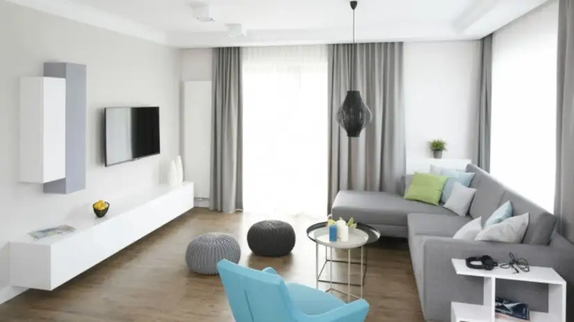 Jak umeblować mały salon, aby zyskać więcej przestrzeni i stylu